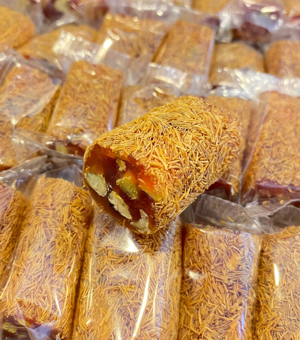 Raha met granaatappel smaak en pistache coverde met Kunafe