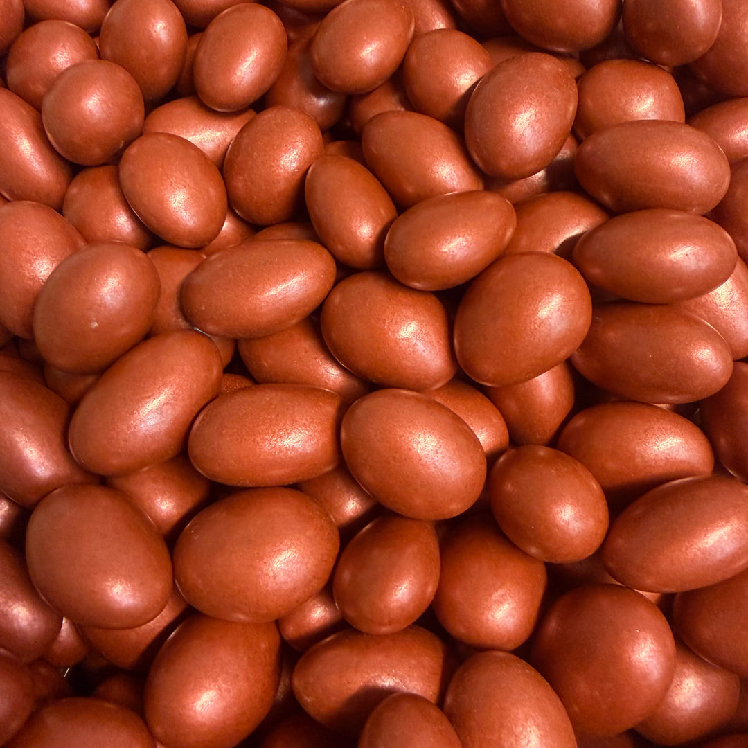 Chocolate-covered almonds bordo